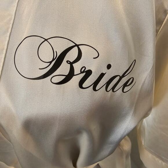 NWOT Pretty Robes White "Bride" Mid-Length Short Sleeve Satin Robe Size S/M - Picture 2 of 6